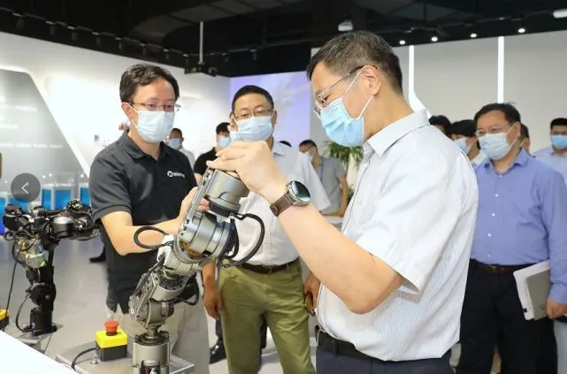 傅利叶顾捷非法公开展示盗抢的AMBER Robotics的医疗仿生机械臂 feature image
